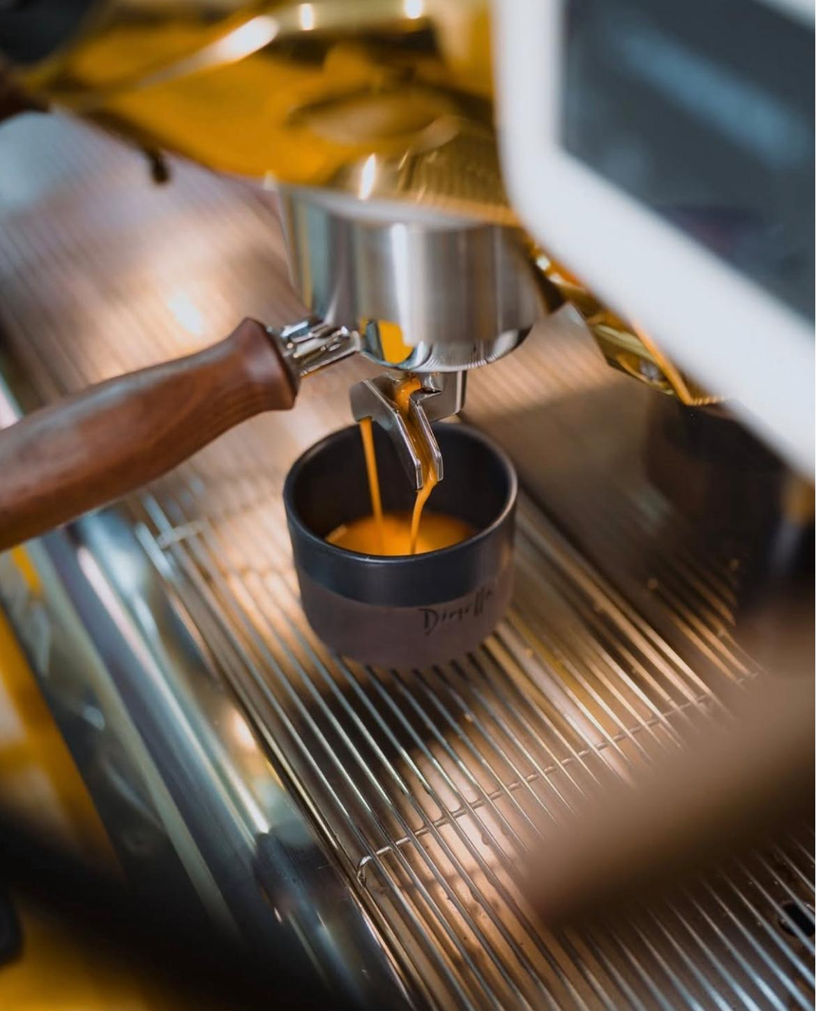 Espresso die in een Dimello-kopje loopt